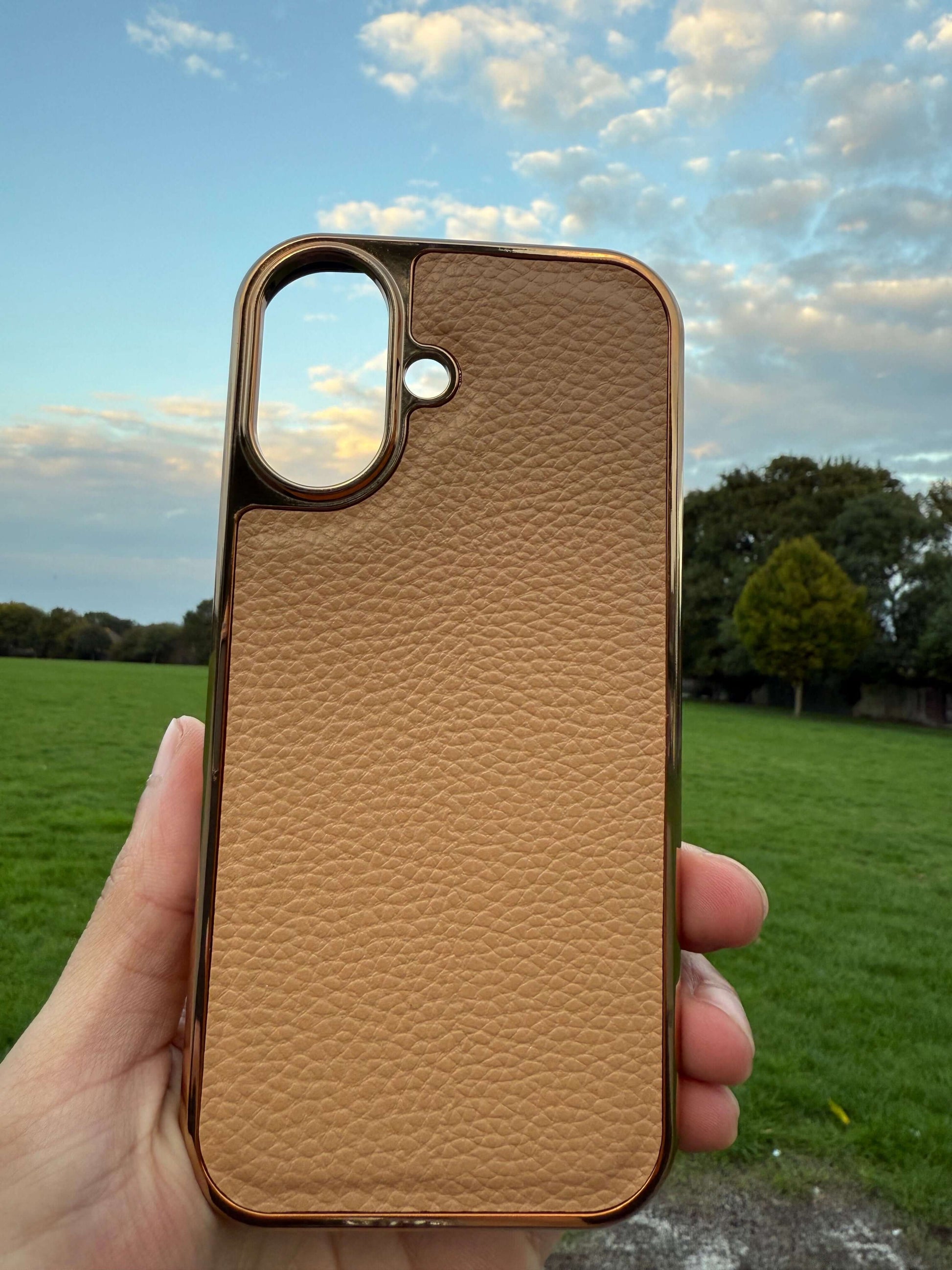 Premium Protection Kit iPhone 17 in stylish leather design, showcasing a modern iPhone pouch for enhanced protection.