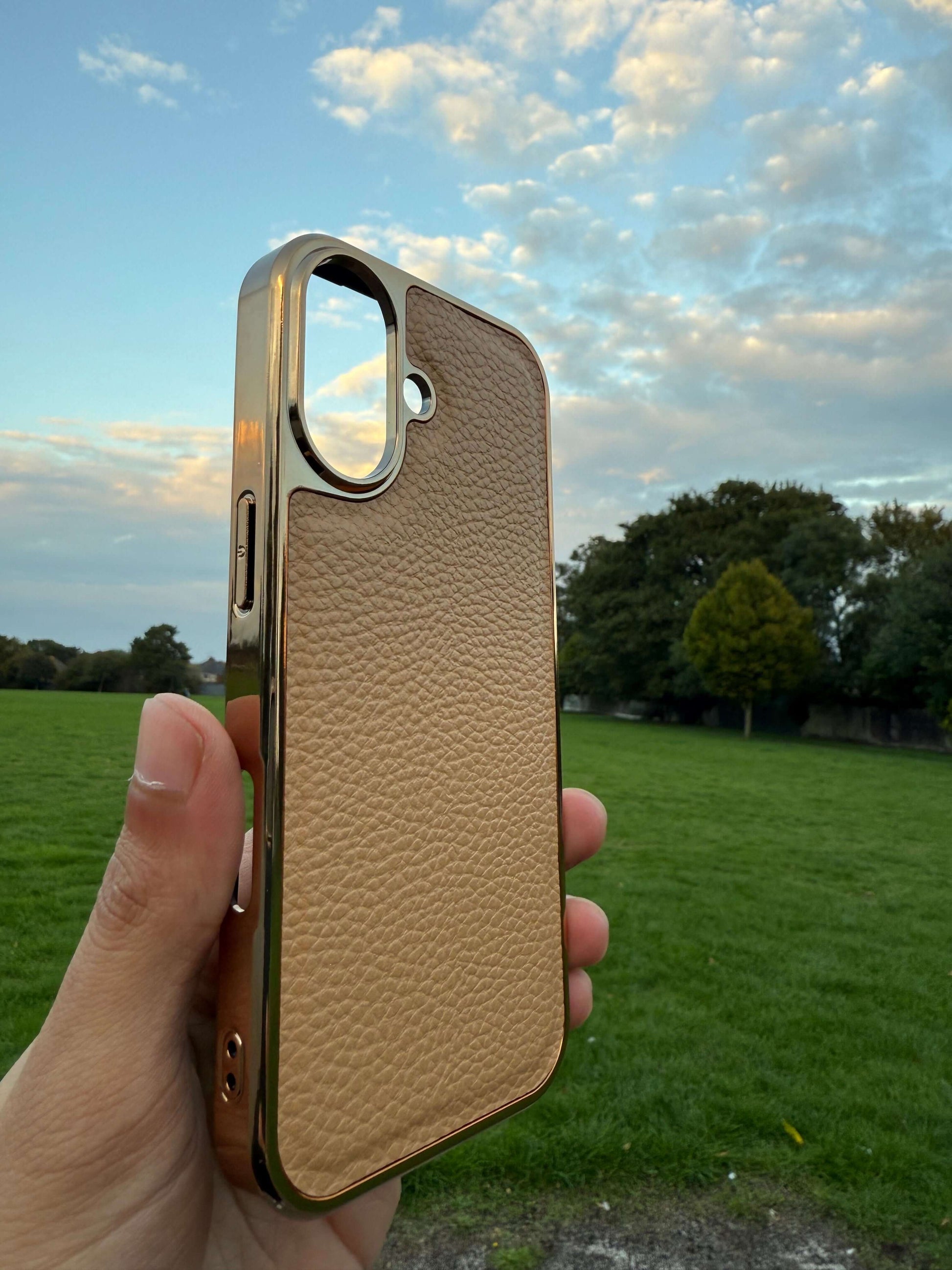 Premium Protection Kit iPhone 17 in hand showcasing the sleek design and handcrafted leather back.